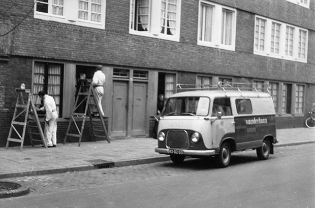 Schilders aan het werk op een zwart-witfoto uit het archief van Vanderlaan