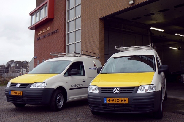 Twee moderne auto's waar de schilders van Vanderlaan mee rijden