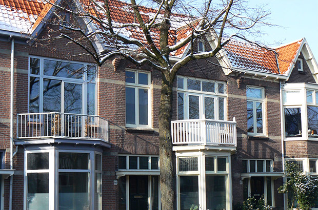 Een rij huizen met geschilderd houtwerk