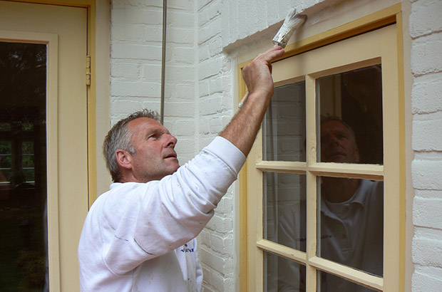 Een schilder van Vanderlaan aan het werk